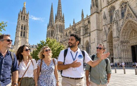 Guide-conférencier lors d'une visite guidée à Bordeaux